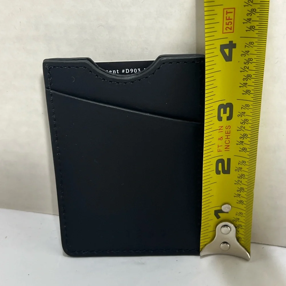 THREAD VERTICAL LEATHER WALLET Built in metal D-ring to attach lanyard, key hook